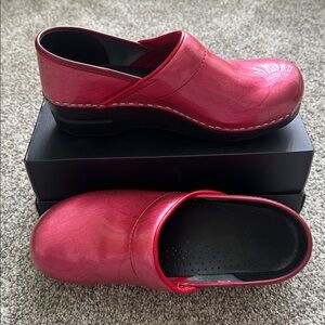 Sanita Vibrant Fuchsia Pink Leather Clogs